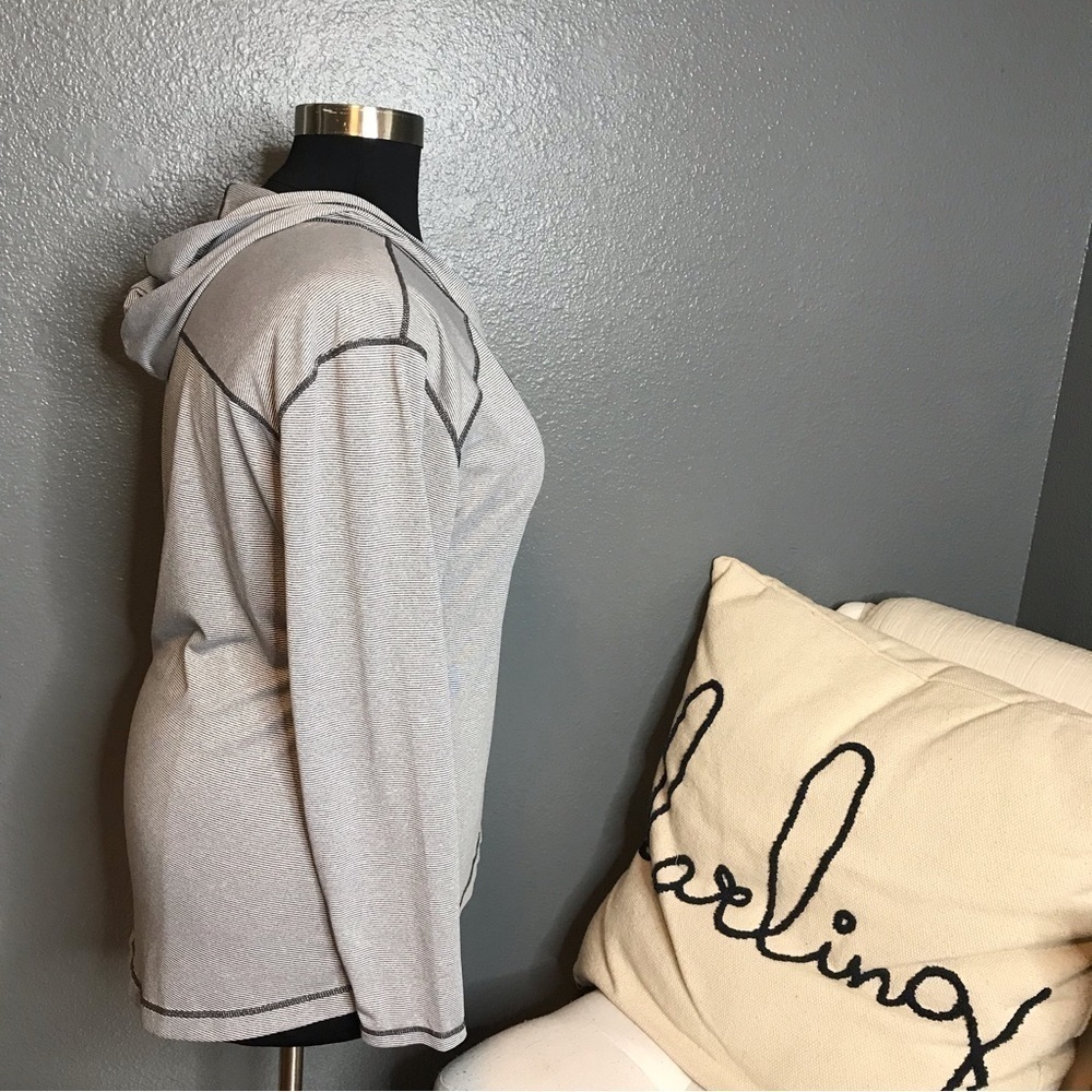 Zella gray and white striped hooded workout top size 1X - Picture 2 of 4